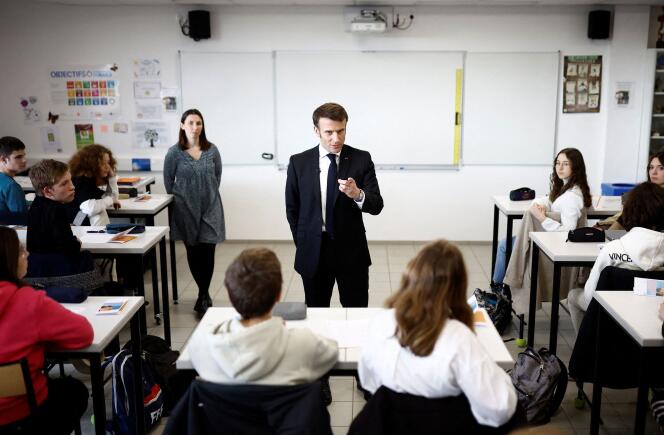 Emmanuel Macron parla agli studenti del Collegio Jean-Lartout, a Garnac (Charentes), il 28 febbraio 2023. 