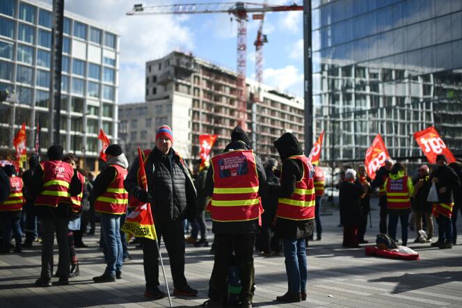 Manifestation de soutien à quatre ex-agents de maintenance de RTE, entreprise gestionnaire du réseau public de transport d’électricité, jugés mardi 28 février par le tribunal correctionnel de Paris.