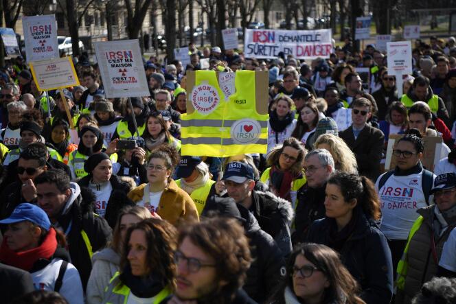 Des salariés en grève de l’Institut de radioprotection et de sûreté nucléaire (IRSN) manifestent à l’appel des syndicats pour protester contre la disparition programmée de l’institut, à Paris, le 28 février 2023.