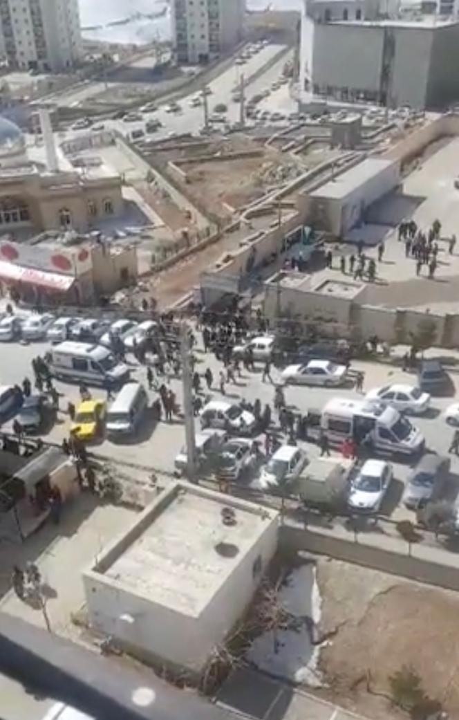 Captura de pantalla de un video que muestra ambulancias que transportan a estudiantes de la escuela de niñas Sharak fardis, Teherán, Irán, 28 de febrero de 2023.  