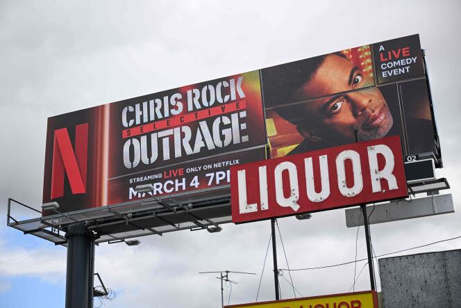 En Sunset Boulevard en Los Ángeles el 28 de febrero de 2023, un cartel que promociona el programa 'Selective Outrage' de Chris Rock se transmitirá en vivo en Netflix el 4 de marzo.