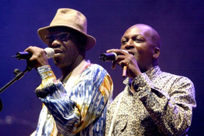 Ismaïla Touré (izquierda) y su hermano Sixu Tidiane del grupo senegalés Touré Kunda, en concierto el 7 de julio de 2004 durante la 23ª edición del festival Jazz à Montauban.