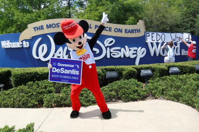 Un partidario del gobernador republicano de Florida, Ron DeSantis, frente a la entrada del parque Walt Disney World en Orlando, el 16 de abril de 2022. 