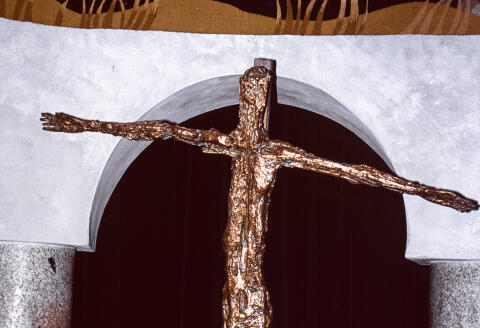 Le ‘Christ en croix’ de Germaine Richier dans l'église Notre-Dame-de-Toute-Grâce du plateau d'Assy à Passy, en Haute-Savoie, France.
