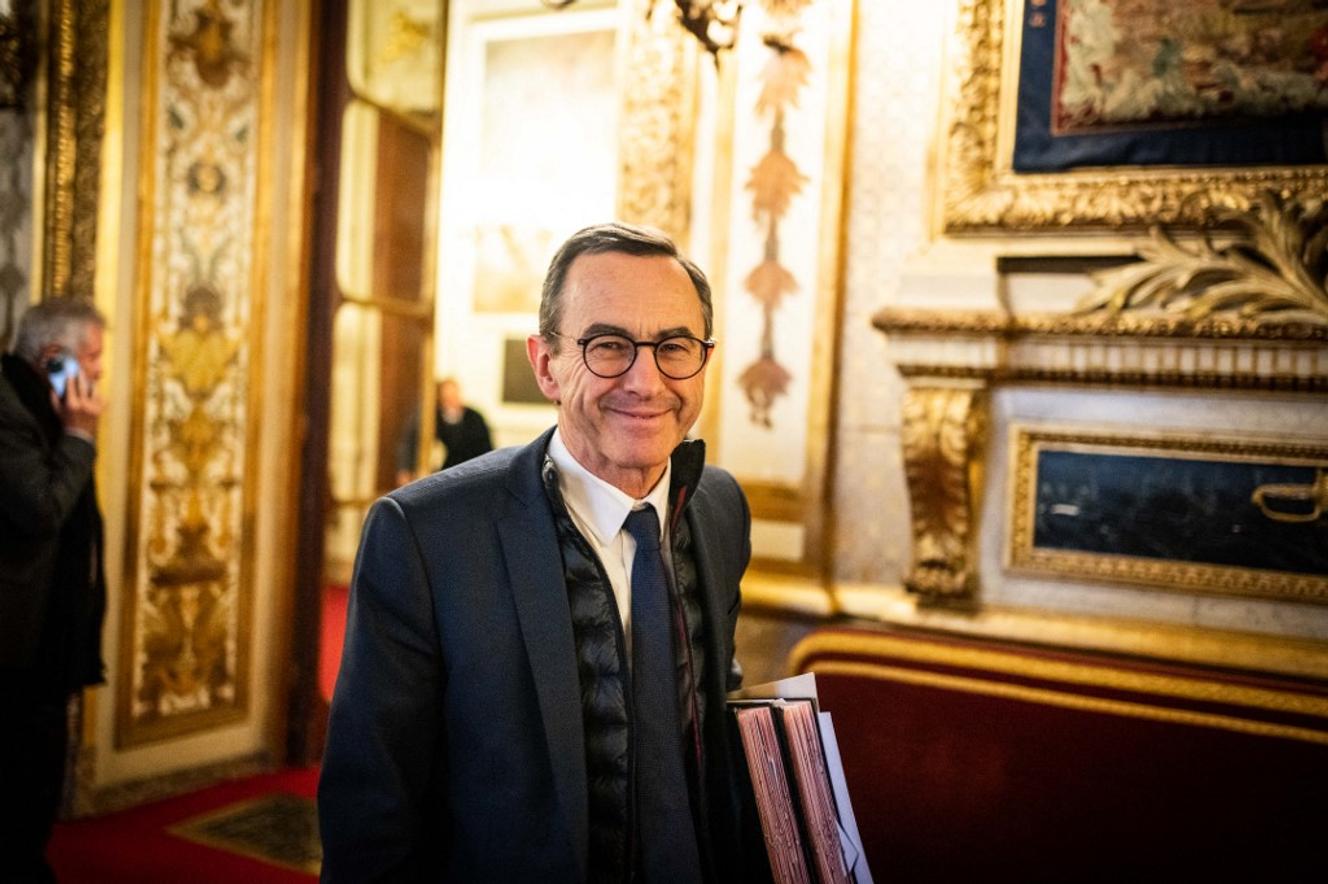 Bruno Retailleau, saliendo de una sesión pública de actualidad en el Senado, en París, el 25 de enero de 2023.