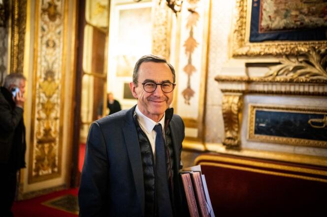 Bruno Retailleau, saliendo de una sesión pública de cuestiones de actualidad en el Senado, en París, el 25 de enero de 2023.