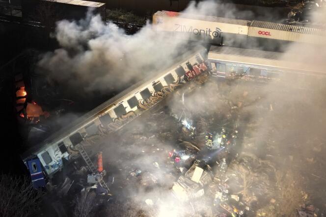 En la escena del accidente, sale humo de los trenes mientras los bomberos y los rescatistas responden después de una colisión cerca de la ciudad de Larissa, Grecia, el 1 de marzo de 2023.
