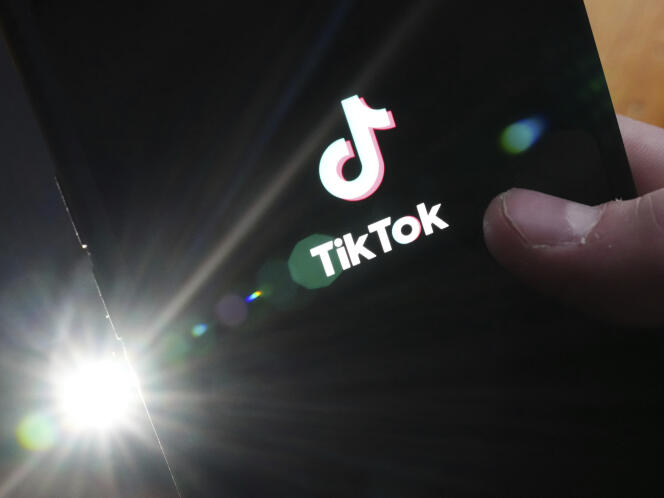 La page de démarrage de TikTok s’affiche sur un iPhone à Ottawa, en Ontario, le lundi 27 février 2023. 