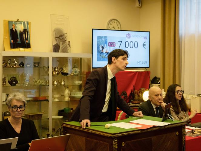 Le commissaire-priseur maître Baptiste Portay, lors de la vente aux enchères des objets de Pierre Mauroy, à l’Hôtel Alliance, couvent des Minimes, à Lille, le 22 février 2023.