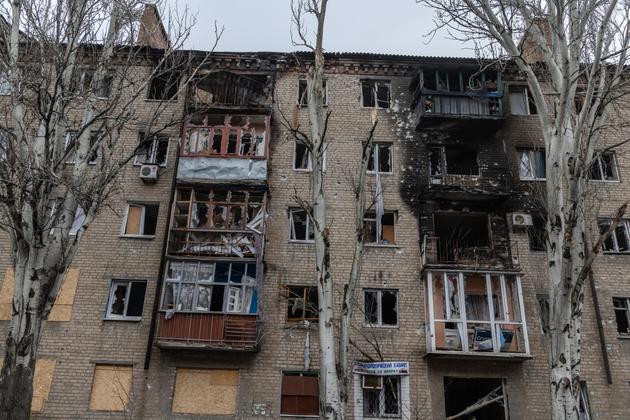 Un edificio alcanzado por bombardeos en la ciudad de Bakhmout, oblast de Donetsk (Ucrania), 25 de febrero de 2023.
