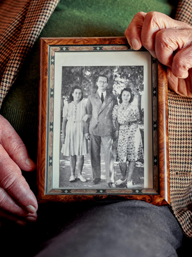 A Madrid, le 27 février 2023. Nicolás Sánchez-Albornoz tient entre ses mains une ancienne photo de lui et de ses sœurs. 
