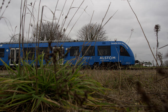 Il Coradia iLint di Alstom, il primo treno a idrogeno al mondo, conduce i suoi primi test sulla rete della regione Centre-Val de Loire il 1° febbraio 2023.