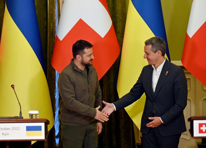 Le président ukrainien, Volodymyr Zelensky, et son homologue suisse, Ignazio Cassis, lors d’une conférence de presse à l’issue de leur entretien à Kiev, le 20 octobre 2022. 