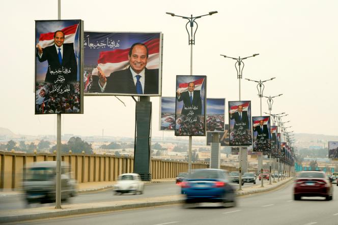 Portraits of Egyptian President Abdel Fattah Al-Sissi with the slogan 