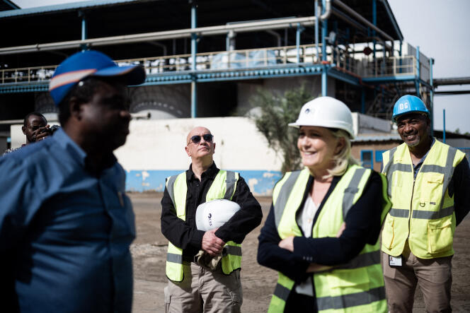 Marine Le Pen et Philippe Bohn (au fond à gauche) visitent la Compagnie sucrière sénégalaise, à Dakar, le 17 janvier 2023.