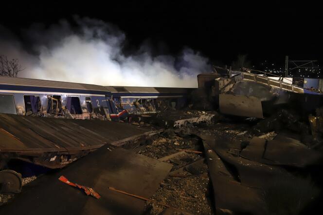 La colisión entre un tren de carga y un tren de pasajeros ocurrió a unos 380 kilómetros al norte de Atenas, y provocó el descarrilamiento de varios vagones, en la noche del martes 28 de febrero al miércoles 1 de marzo de 2023.
