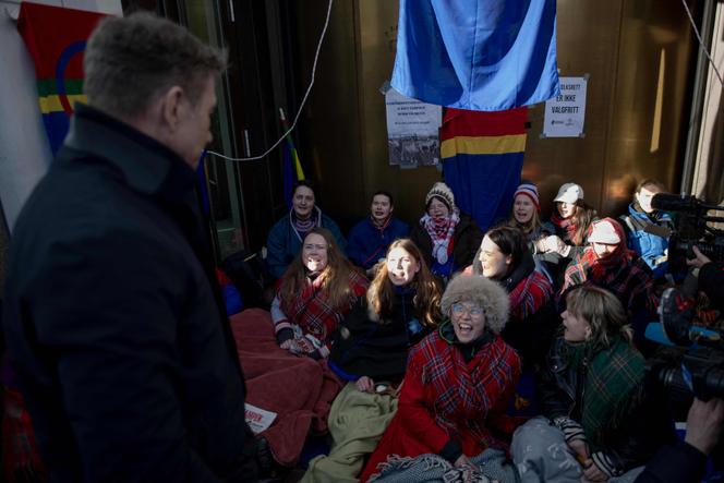 Ella Marie Haetta Isaksen (au centre), porte-parole du mouvement sami, face au ministre norvégien du pétrole et de l’énergie, Terje Aasland, lors d’une manifestation pour le démantelement de deux parcs éoliens, à Oslo, le 28 février 2023.