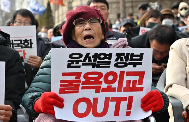 Yang Geum-deok, une victime sud-coréenne du travail forcé pendant la colonisation japonaise, manifeste le 1ᵉʳ mars 2023 à Séoul à l’occasion de l’anniversaire du mouvement d’indépendance de 1919 contre l’occupation nippone (1910-1945).