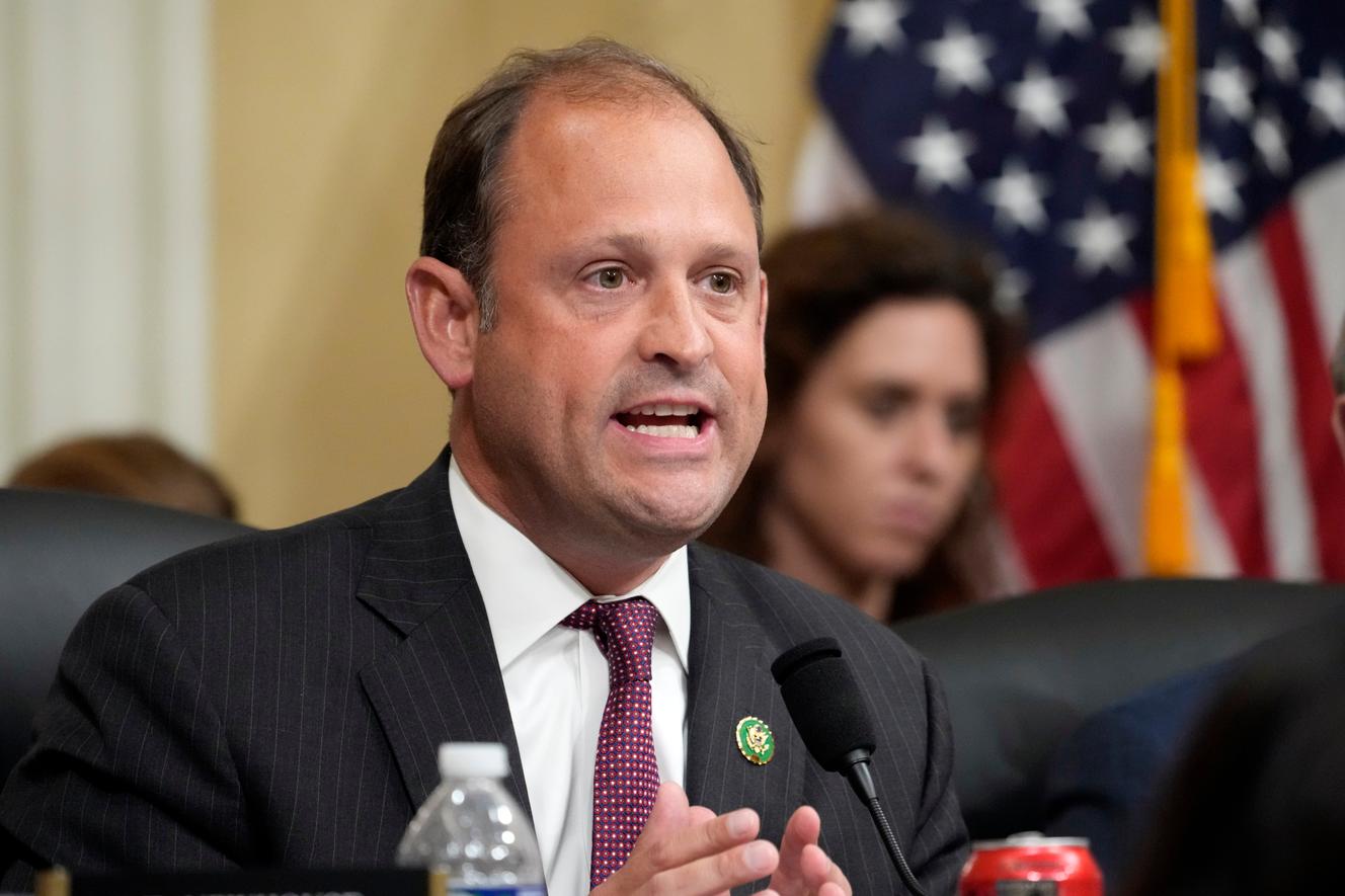 Republicano Andy Barr, autor de la ley que limita las inversiones responsables en fondos de pensiones en el Congreso, Washington, DC, 28 de febrero de 2023.