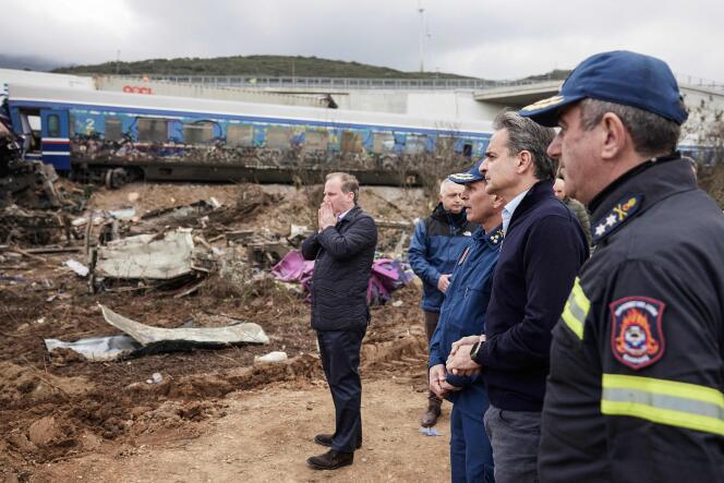 El primer ministro griego, Kyriakos Mitsotakis, y el ministro de Transporte, Kostas Karamanlis, visitan el lugar del accidente de tren que mató a 57 personas el 1 de marzo de 2023. 