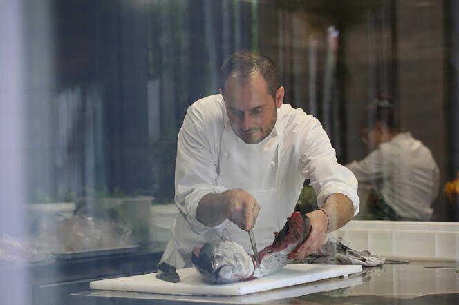 Alexandre Couillon, en la cocina, en el restaurante La Marine.