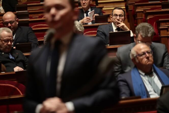  Le chef des sénateurs LR, Bruno Retailleau, écoute le ministre du travail, Olivier Dussopt (debout), au Sénat, le 2 mars 2023.