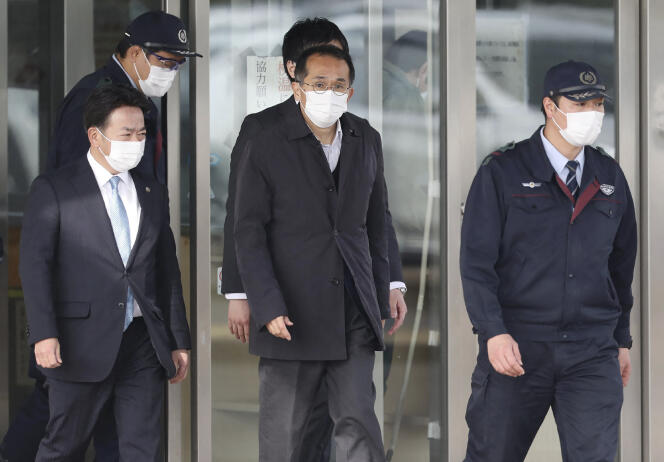 El acusado Yasuo Mori (centro), exgerente de operaciones del Comité Organizador de los Juegos Olímpicos de Tokio, se va después de ser liberado bajo fianza del centro de detención de Tokio el 1 de marzo de 2023.