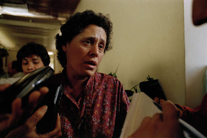 La députée nicaraguayenne Dora Maria Tellez, au siège du Front sandiniste de libération nationale, dont elle vient alors de démissionner pour fonder le Mouvement de rénovation sandiniste, à Managua, le 3 février 1995.