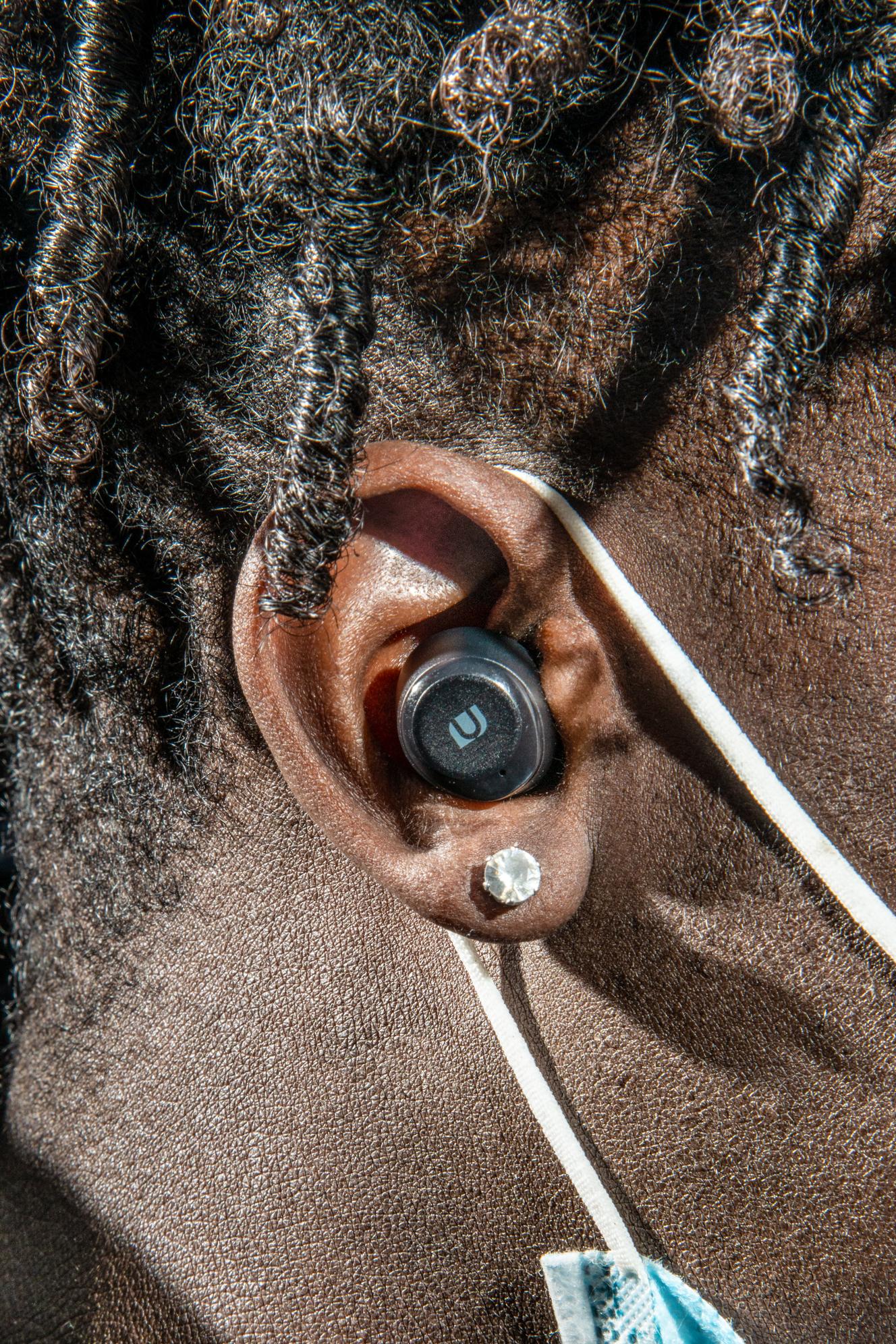 « Untitled », photographie extraite de la série « Year of the Ear » d’Alexander Coggin, 2021.