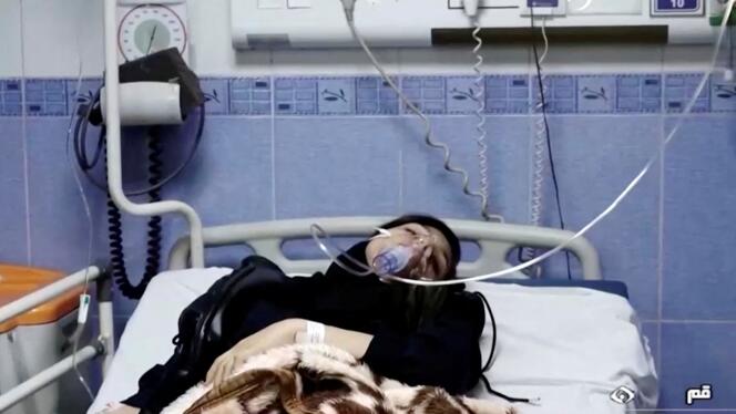 Una mujer joven intoxicada en una cama de hospital en una ciudad no identificada en Irán.  Extracto de un video fechado el 2 de marzo.