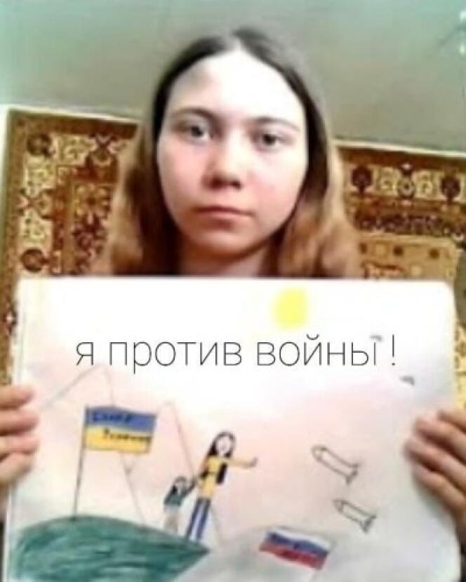 Maria, 13, hija de Alexei Moskalev, mostrando el dibujo problemático.