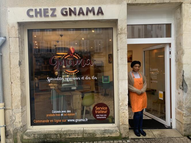 Après plusieurs années passées à faire de la vente à emporter sur les marchés, à bord d’un fourgon, Gnama Cissé a ouvert son restaurant, rue du Moulin-à-Vent, à Poitiers, fin 2020.