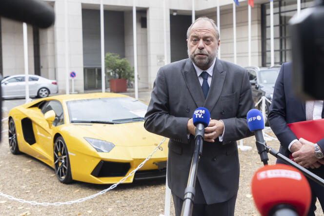 Le garde des sceaux, Eric Dupond-Moretti, participe au colloque des 10 ans de l’Agence de gestion et de recouvrement des avoirs saisis et confisqués et présente les lots prestigieux, comme cette Lamborghini jaune, qui seront vendus aux enchères ensuite. A Paris, le 4 novembre 2021. 

