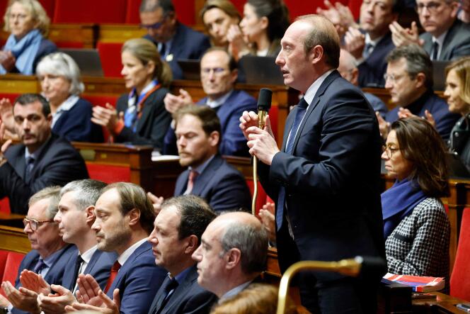 El presidente del grupo Horizontes en la Asamblea Nacional, Laurent Marcangeli, durante una sesión de discusión sobre el proyecto de reforma de las pensiones, en el Hemiciclo, en París, el 13 de febrero de 2023.