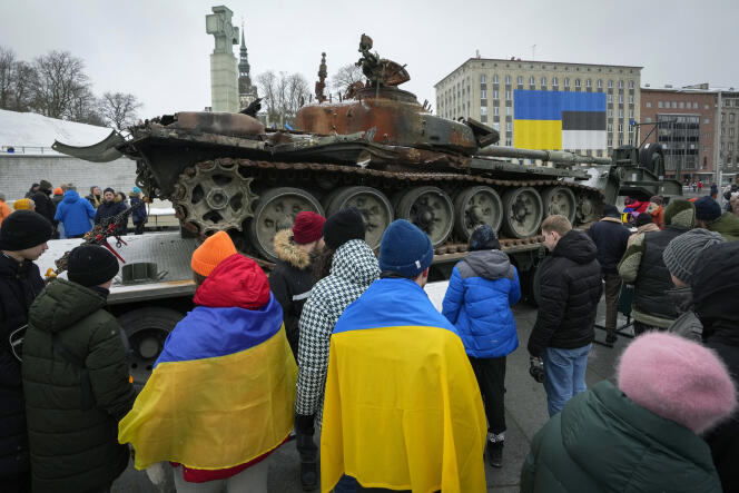 Un tanque ruso T-72 Modelo B3 destruido se exhibe en la capital de Estonia en el primer aniversario de la invasión rusa de Ucrania, en Tallin, el 25 de febrero de 2023.