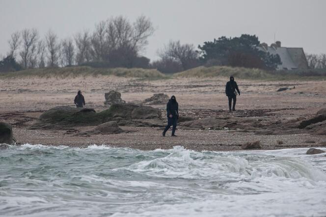 Los espectadores buscan bolsas de drogas en la playa de Néville-sur-Mer (Mancha), el 2 de marzo de 2023, después de que más de 2 toneladas de cocaína fueran arrojadas a la costa.