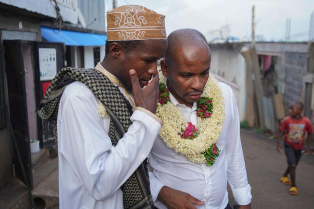 El alcalde de Mamoudzou, Ambdilwahedou Soumaïla (derecha), en el distrito de Kawéni, 22 de febrero de 2023. Fue invitado a hablar con los ciudadanos y funcionarios locales sobre varios temas que preocupan al distrito, como la falta de acceso al agua.