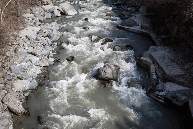 Environ 40 mètres cubes par seconde sont prélevés dans la Romanche pour alimenter la centrale hydroélectrique. A Rioupéroux (Isère), le 2 mars 2023.