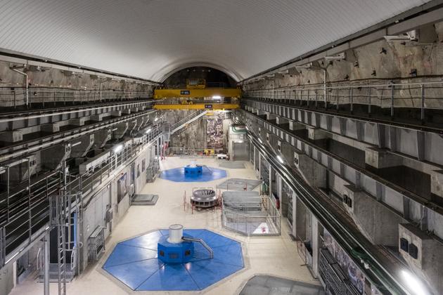 La salle des machines de la centrale hydroélectrique a été creusée dans la roche et installée dans une caverne usine mesurant 74 mètres de long et 35 mètres de hauteur. A Livet-et-Gavet (Isère), le 2 mars 2023.