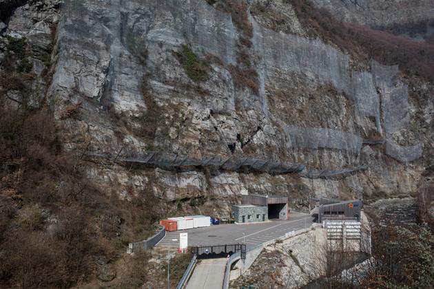 L’usine de Gavet a été construite dans la roche à proximité immédiate de la Romanche pour permettre l’évacuation des eaux turbinées. A Livet-et-Gavet (Isère), le 2 mars 2023.