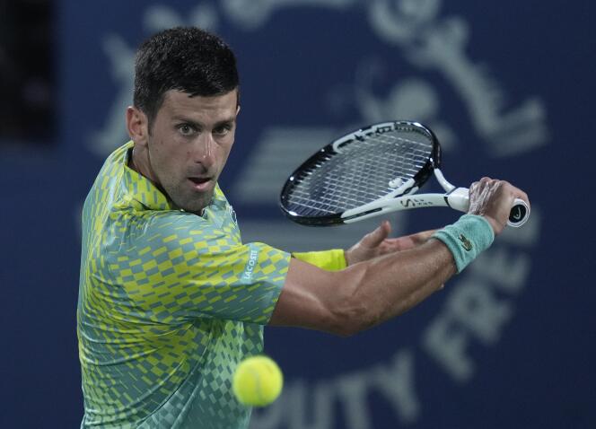 Le Serbe Novak Djokovic opposé au Russe Daniil Medvedev en demi-finales du tournoi de Dubaï, aux Emirats arabes unis, le 2 mars 2023.