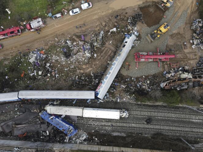 Les épaves des trains gisent sur les voies ferrées, le 3 mars 2023 à Tempé, près de Larissa, au lendemain de l’accident ferroviaire le plus meurtrier enregistré en Grèce.