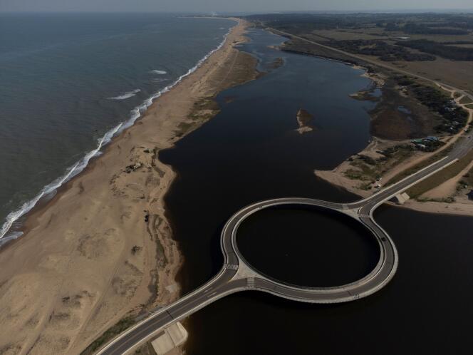 Esta foto tomada el 7 de agosto de 2021 muestra el puente Laguna Garzón diseñado por el arquitecto uruguayo Rafael Viñoly, que conecta los departamentos de Maldonado y Rocha, 179 km al este de Montevideo.