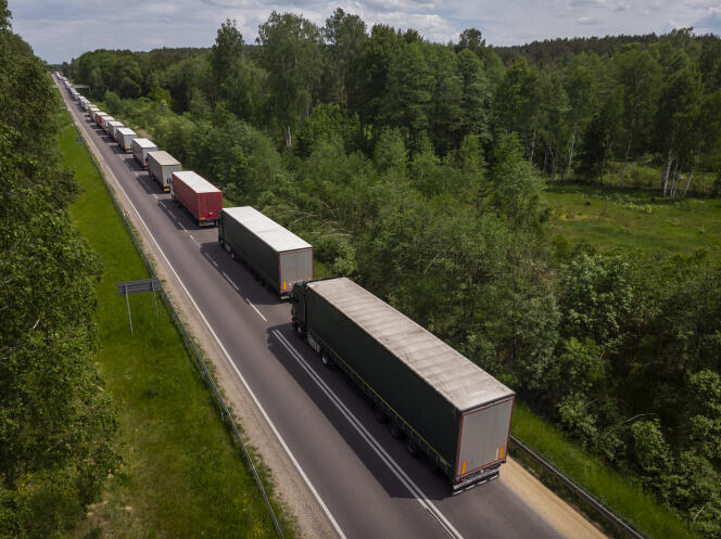 Ciężarówki ustawiają się przed przejściem granicznym między Polską a Białorusią w Dubrowniku-Prestowicy, 5 czerwca 2021 r. 