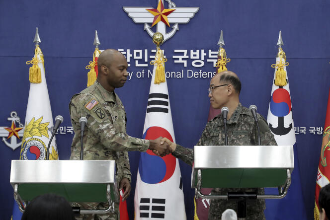 Le colonel américain Isaac Taylor (à gauche) et le colonel sud-coréen Lee Sung-jun se serrent la main lors de la conférence de presse de l’exercice 2023 « Freedom Shield » au ministère de la défense sud-coréen, à Séoul,  le 3 mars 2023.