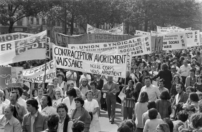 Des féministes manifestent en faveur du droit à la contraception et à l’avortement, à Paris, le 24 mai 1977.
