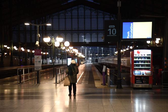 Un viajero espera afuera de las plataformas de la Gare du Nord en París durante el segundo día de huelgas y protestas a nivel nacional contra el plan de reforma de pensiones del gobierno, el 31 de enero de 2023.