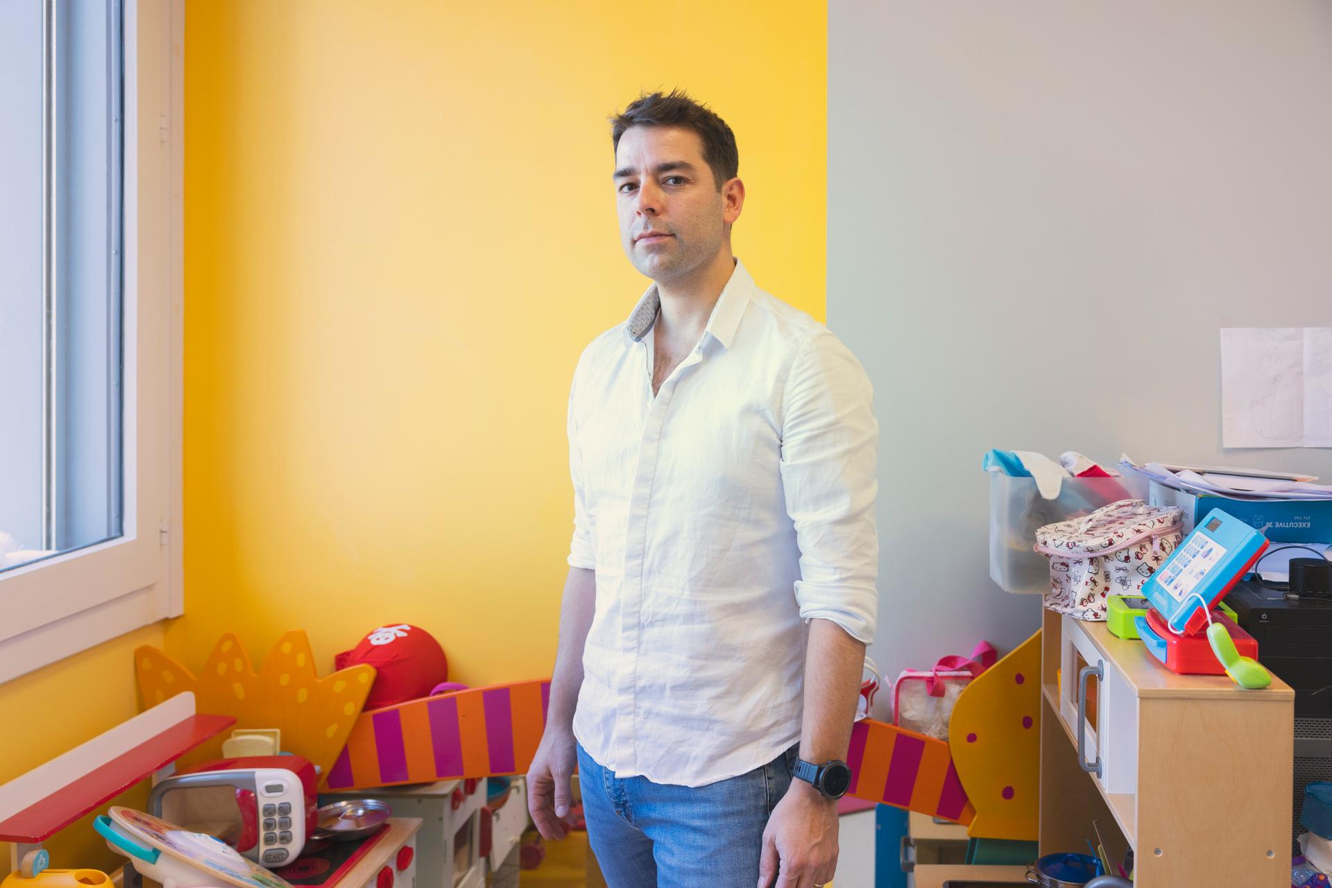 Gaël Fournis, dans la salle de jeu du département d'oncologie pédiatrique de l’Institut Gustave-Roussy, à Villejuif (Val-de-Marne), le 14 février 2023.