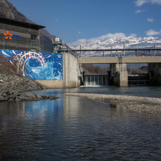 Le barrage de Livet sur la commune de Livet-et-Gavet (Isère) en amont la nouvelle centrale hydroélectrique souterraine de Gavet le 02-03-23. Au fond une partie du massif de l'Oisans faiblement enneigé.