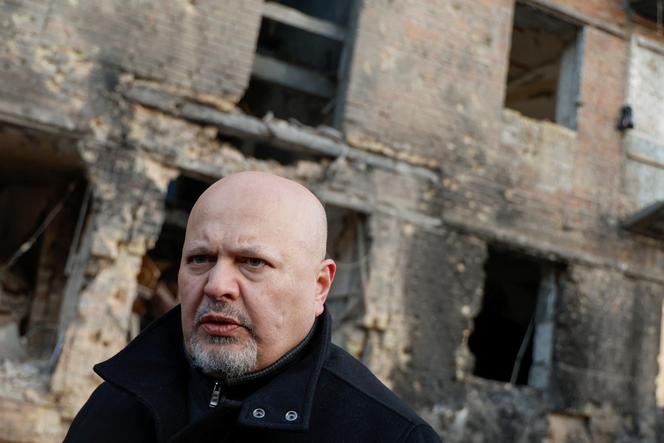International Criminal Court prosecutor Karim Khan visits the site of a residential building damaged by a Russian missile strike in late November 2022, in the town of Vyshhorod, near Kiev, February 28, 2023.